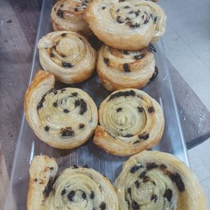 Caracolas de crema y pepitas de chocolate