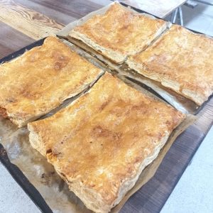Empanadas de bonito, de jamón York y queso y de crema de morcilla con manzana