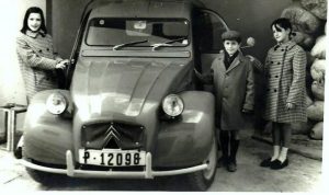 Primera furgoneta que tuvo la panadería en el año 1965. Los que aparecen son los tres hijos menores de Marcelino y Felipa , el niño es el actual propietario Jesús Manuel Oviedo. Anteriormente el reparto y el acarreo de agua y leña se hacía con un carro y un caballo. 